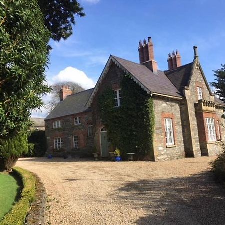 Period Coachhouse Villa Newbliss Bagian luar foto