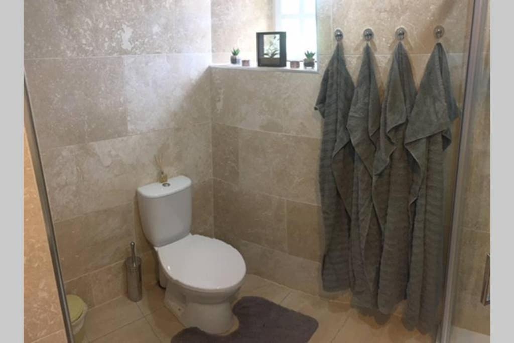 Period Coachhouse Villa Newbliss Bagian luar foto